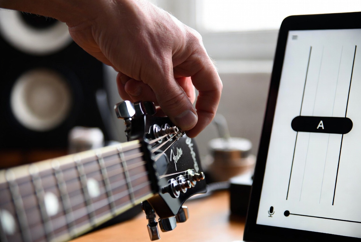 Free online guitar tuner showing standard EADGBE tuning with microphone detection